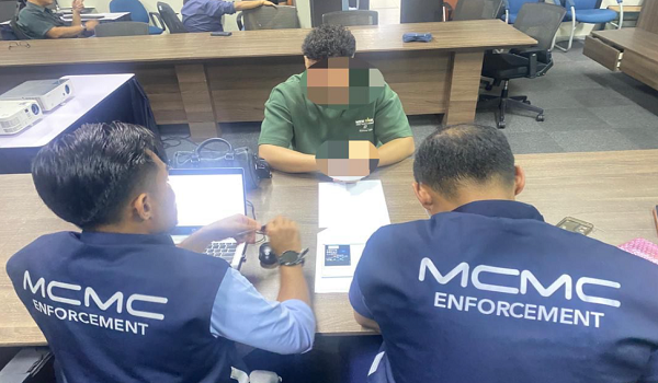 Proses rakaman keterangan telah dijalankan di Ibu Pejabat Polis Daerah (IPD) Dang Wangi.